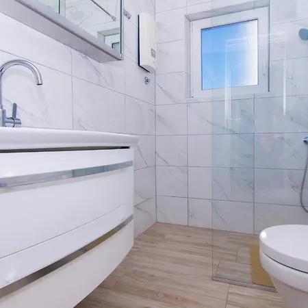 Apartment 2 Bedroom Gorgeous In Okrug Gornji