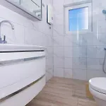 Apartment 2 Bedroom Beautiful In Okrug Gornji