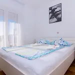 2 Bedroom Beautiful In Okrug Gornji Apartment *