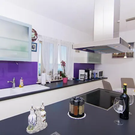 Nice Apartment In Okrug Gornji *